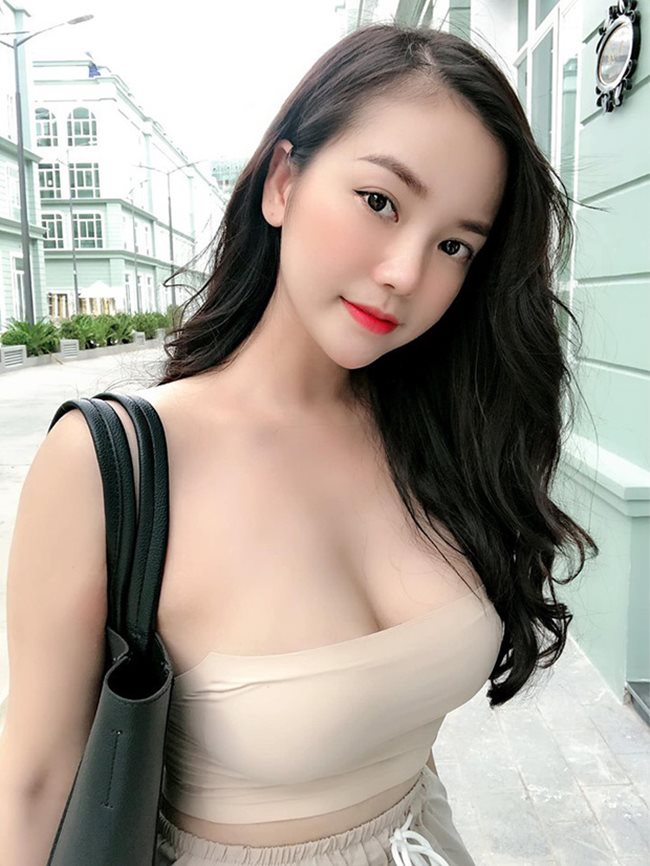 Gu Mặc Tôn Dáng Của 3 Hot Girl Việt Lên Báo Nước Ngoài Vì Vòng 1 Ấn Tượng