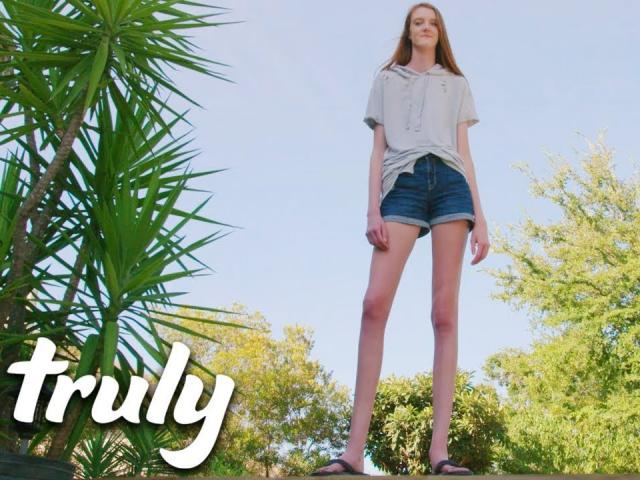 Thiếu nữ mới 16 tuổi cao hơn 2m, riêng đôi chân đã dài gần 1m4
