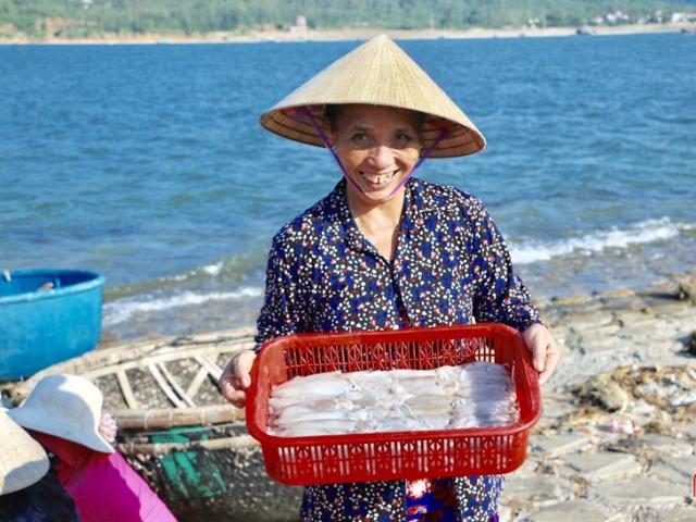 Trúng đậm 10 tấn cá mực, ngư dân Cẩm Nhượng bỏ túi gần 3 tỷ