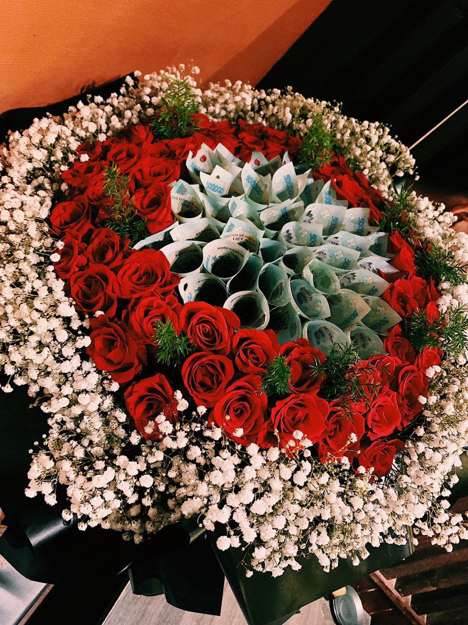 Phan Mạnh Quỳnh tặng hôn thê 9X bó hoa trang trí bằng tiền mặt và ...