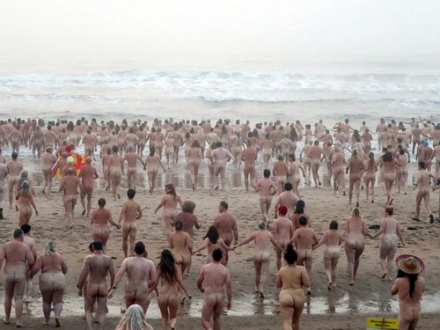 Hàng trăm người tắm khỏa thân ở biển Anh gây quỹ từ thiện
