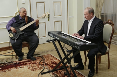 Tổng thống Nga Putin ngồi chơi đàn piano cùng một nghệ sĩ đánh đàn guitar