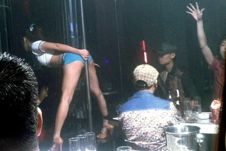 Một dancer nữ uốn éo tại bar ZR đêm 2.10.