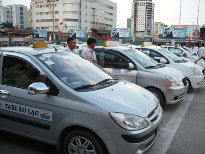 Theo một số chuyên gia giao thông sẽ rối loạn khi Hà Nội tăng thêm 8.000 taxi. Ảnh: Trọng Đảng