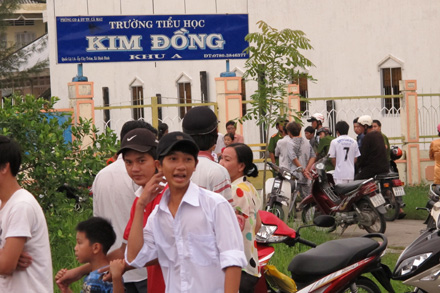 Người dân tụ tập tại Trường tiểu học Kim Đồng để nắm tình hình truy bắt cá sấu sổng chuồng
