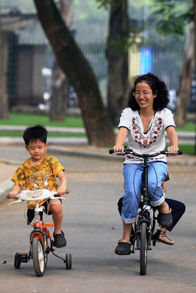 Bốn u con cái chuồn xe đạp điện kể từ Đồng Nai về Nghệ An Chỉ mong chờ về cho tới quê nhà   Báo Dân trí
