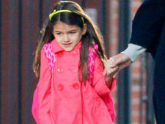 Suri Cruise phong phanh, tái mặt vì lạnh