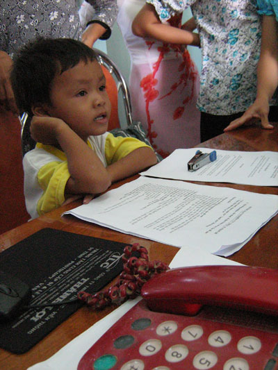 Đặng Hữu Nam tỏ ra thích thú khi ngồi đọc tiếng Anh trên màn hình vi tính.