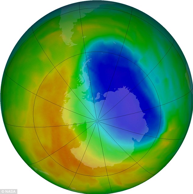 Vùng màu tím và xanh tượng trưng cho nơi có ít ozone trong bầu khí quyển nhất 
