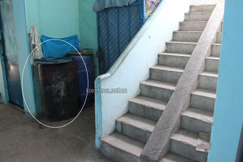 Thùng rác ngay chân cầu thang trong khu nhà trọ, nơi phát hiện cháu bé sơ sinh bị mẹ vứt bỏ