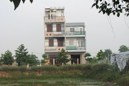Ngôi nhà của Thúy Liễu - Hoàng Hùng (bên trái) giờ suốt ngày đóng cửa im lìm