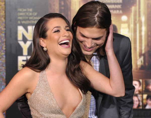 Tài tử Ashton Kutcher chớp cơ hội ngắm vòng một của nữ diễn viên Lea Michele khi hai người đang đùa giỡn trên thảm đỏ lễ ra mắt phim 