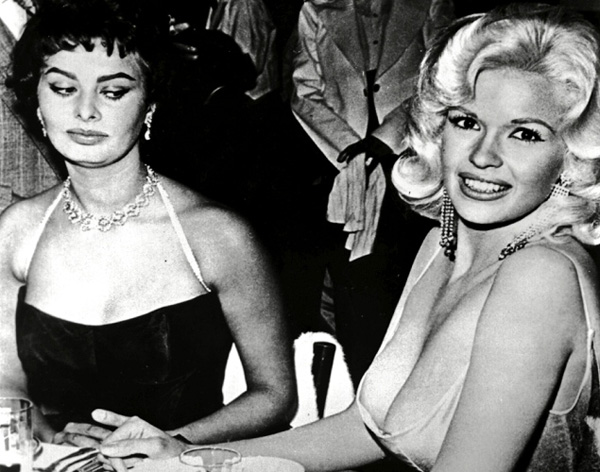 Minh tinh Sophia Loren dường như đang ghen tị với bộ ngực trễ nải của cô bạn Jayne Mansfield.