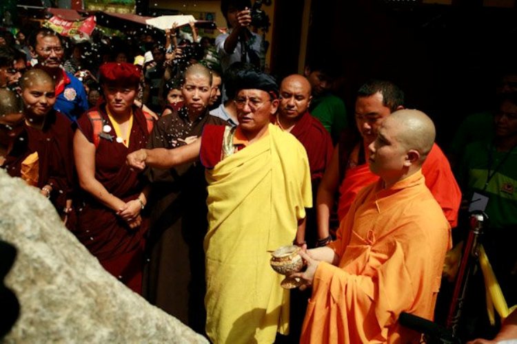 Khối ngọc quý để tạc tượng được quý thầy của Giáo hội Phật giáo Việt Nam cũng như Pháp vương và 108 vị Đạt lai lạt ma chú nguyện vào cuối tháng 10/2011 