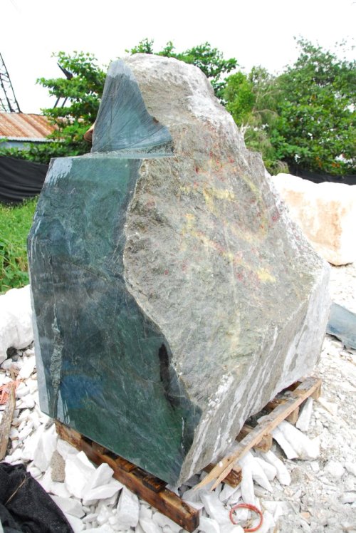 Khối Ngọc Nephrite có trọng lượng 4.450kg để tạc Tôn tượng Phật Hoàng Trân Nhân Tông