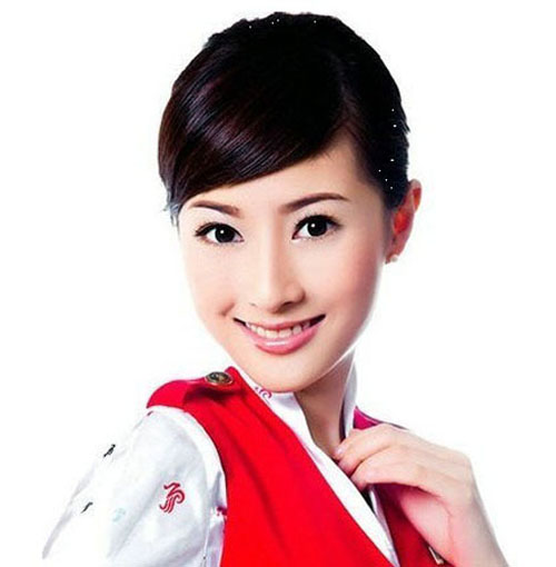 Sun Qing is the brand spokeswoman for Shenzhen Airlines. She resembles Michelle Monique Reis, a gorgeous Hong Kong actress. However, Sun's most attractive feature is not her face, but her bright smile. Her smile is reminiscent of early morning sunshine sprinkled above the sea. One of her passengers once sent her a silk scarf (as a gift) and gushed that her smile could help relieve the most dreadful fatigue. 