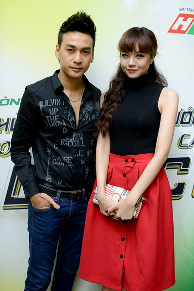Diễn viên Ngọc Thuận và người mẫu Kiều Ngân thường đi xem chương trình chung, nhưng hiếm khi chụp ảnh cùng nhau. Tối qua, đôi tình nhân 'quên' tách nhau ra mà vui vẻ để phóng viên ảnh tác nghiệp.