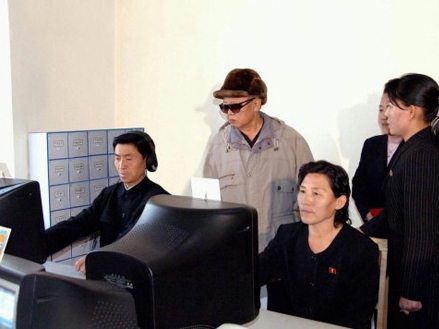 Ông Kim Jong-il thăm quan một thư viện được trang bị máy tính lúc sinh thời