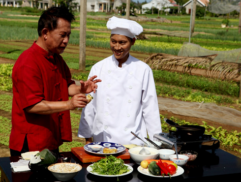 Để thực hiện 26 tập phim 'Khám phá Việt Nam cùng Martin Yan', đầu bếp nổi tiếng đã đi dọc khắp miền đất nước Việt Nam để tìm hiểu và học hỏi cách nấu các món ăn đặc trưng của từng vùng miền.