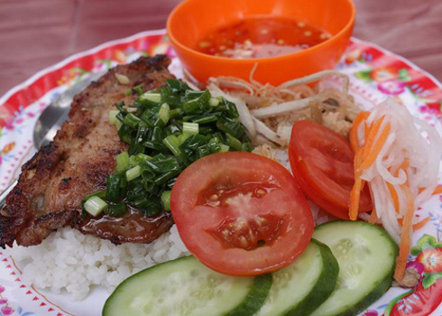 Cơm tấm là món ăn đường phố rất phổ biến ở Sài Gòn.