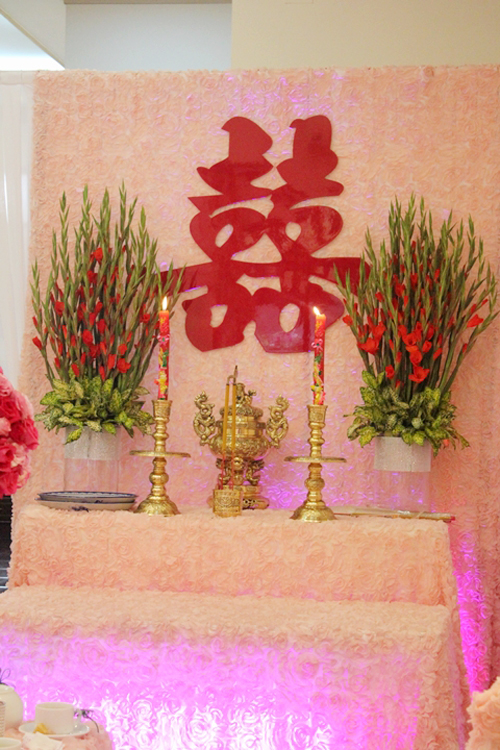 Bàn thờ gia tiên cũng được phủ vải hoa hồng màu nhạt.