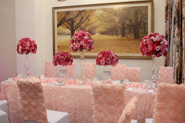 Trong nhà, bàn tiệc được trang trí với những bình hoa cao là nơi gia đình nhà gái tiếp đãi gia đình chú rể Nguyễn Đức Hải.