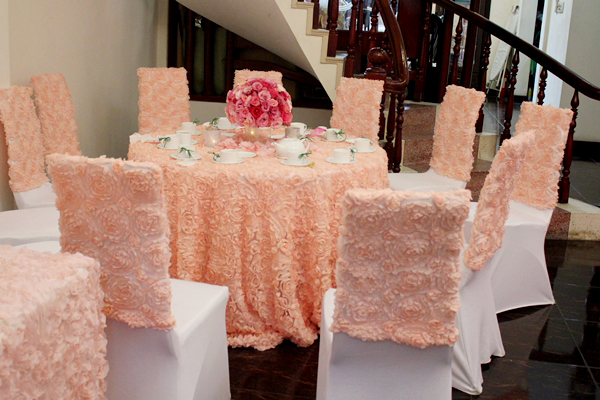 Toàn bộ áo ghế và khăn trải bàn đều là loại vải đính hoa cầu kỳ.