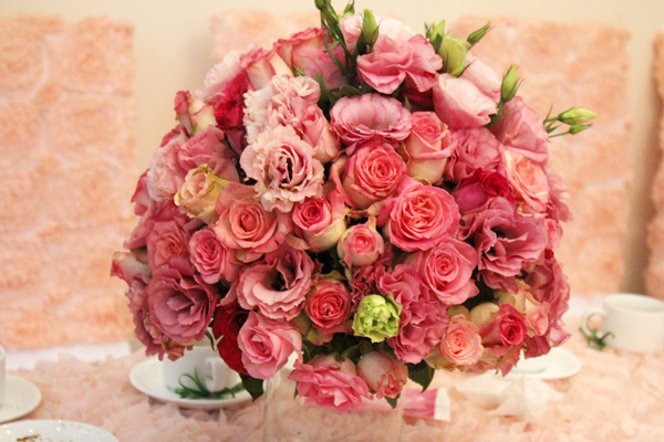 Hoa trên bàn tiệc được kết từ hoa hồng và lan tường nhẹ nhàng.
