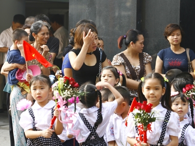 Không nên vì nôn nóng mà cho con đi học sớm. Ảnh: Hồng Vĩnh