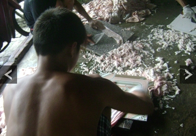 Nạo sạch số mỡ còn dính lại ở bì để chế biến mỡ lợn