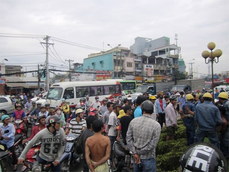 Giao thông ùn ứ nghiêm trọng vì nam thanh niên khỏa thân làm loạn