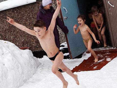 Dưới giá rét -10 độ C, trẻ em mẫu giáo ở một ngôi trường tại thành phố Barnaul, vùng Siberia, Nga, mặc đồ bơi ào ra ngoài, để chuẩn bị tham gia một bài tập rèn luyện sức khỏe hàng ngày