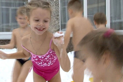 Dường như trẻ em ở đây không hề cảm thấy sợ hãi trước giá rét, ngược lại, các em còn vui đùa, ném tuyết vào nhau khi đang mặc đồ bơi