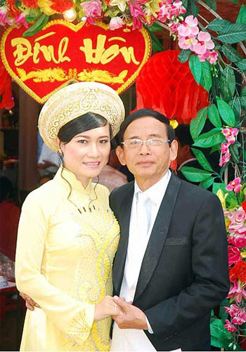 Đại gia Lê Ân (74 tuổi) cùng người vợ thứ 5, cô dâu Mai Mai (20 tuổi).