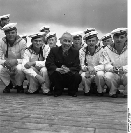 Bác Hồ với hải quân Đông Đức chụp tại vịnh Stralsund, 1957 