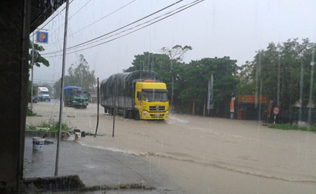 Quốc lộ 1A bị ngập, các phương tiện tham gia giao thông khong thể qua lại.