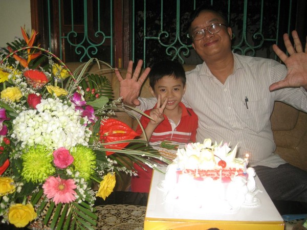 Ông Dũng chụp ảnh bên cháu trai của mình - con trai của anh Nguyễn Tài Vinh trong ngày sinh nhật ông.
