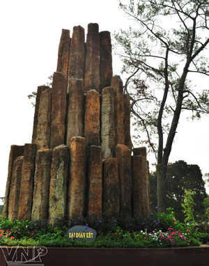 Tháp đá ở quảng trường Đại Đoàn Kết, biểu trưng cho sức mạnh đoàn kết 54 dân tộc anh em trong cộng đồng các dân tộc Việt Nam