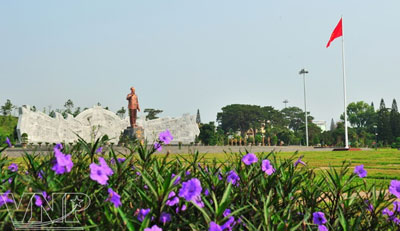  Tượng đài Bác Hồ nổi bật giữa quảng trường Đại Đoàn Kết.