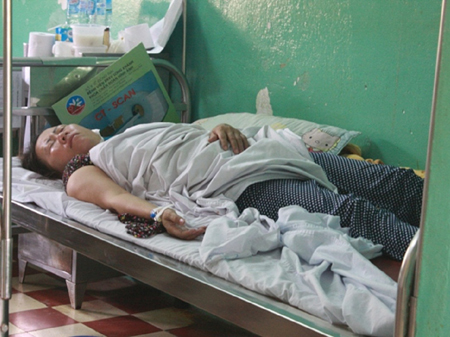 Bà Võ Thị Hồng (chị gái chị Liễu) đang được cấp cứu tại bệnh viện