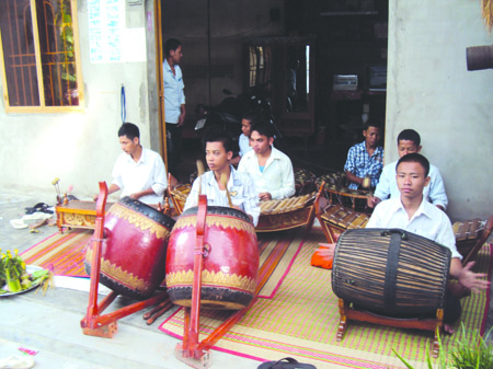 Dàn nhạc ngũ âm của xã Vĩnh Trung, huyện Tịnh Biên (An Giang) đang tập luyện cho ngày lễ hội Đôlta.