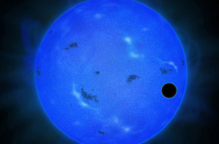 Gliese 1214b đang quay quanh ngôi sao chủ. Ảnh: Discovery.