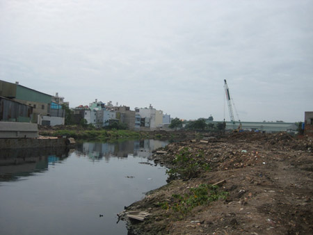 Dọc kênh Tham Lương (phường Đông Hưng Thuận, quận 12) còn nhiều cơ sở gây ô nhiễm hoạt động.