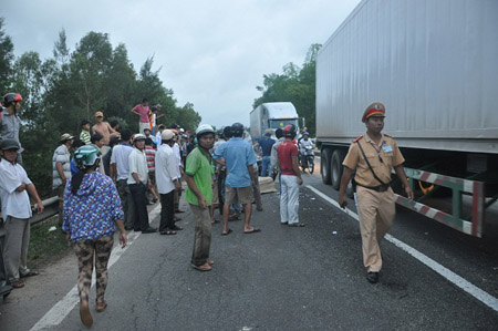 Tai nạn gây ách tắc giao thông trên quốc lộ 1A và người dân hiếu kỳ tụ tập đến xem