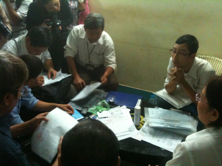 Đoàn Thanh tra Sở Y tế TP.HCM đang lập biên bản xử lý vi phạm tại “phòng khám” y học cổ truyền “chui” Thanh Tâm. 