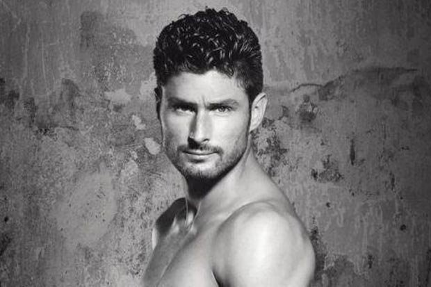  Giroud khỏa thân trên “Dieux du Stade 2014” với mục đích từ thiện.