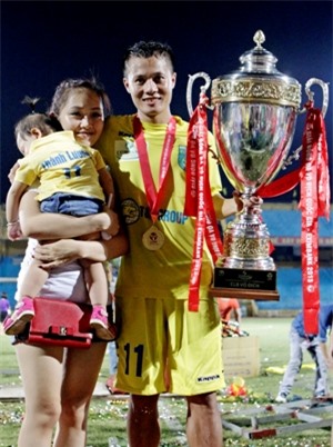 Thành Lương cùng vợ và con gái trong ngày ăn mừng danh hiệu vô địch V.League 2013. Ảnh: Minh Hoàng