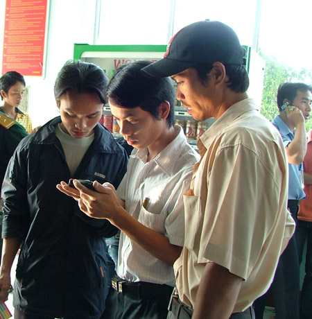 Trong ngày đầu tổng đài 8206 phát gần hết số thứ tự qua nhắn SMS cho hành khách đến ga mua vé tại Ga Sài Gòn. 