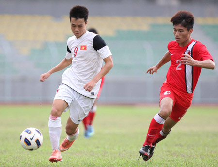 Văn Toàn (trái) liệu có tỏa sáng trong lối chơi tấn công  đẹp mắt của U19 Việt Nam trước U19 Australia?