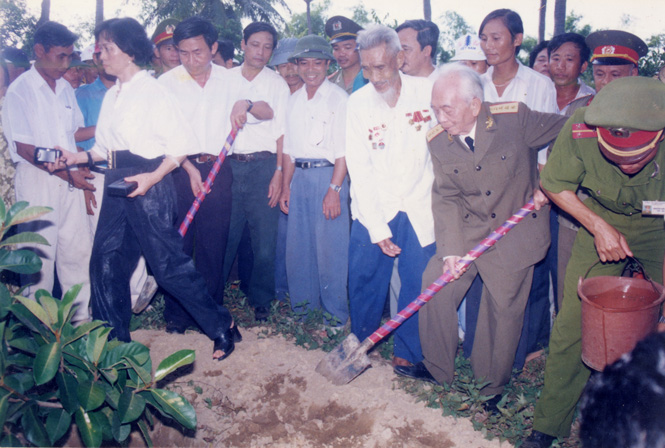 Đại tướng trồng cây ở Chùa An Xá.